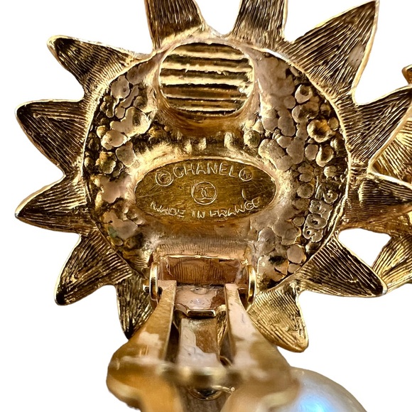 Vintage Chanel 80's/90's Gold Sun White Faux Pearl Dangle Clip On Earrings - Picture 2 of 5